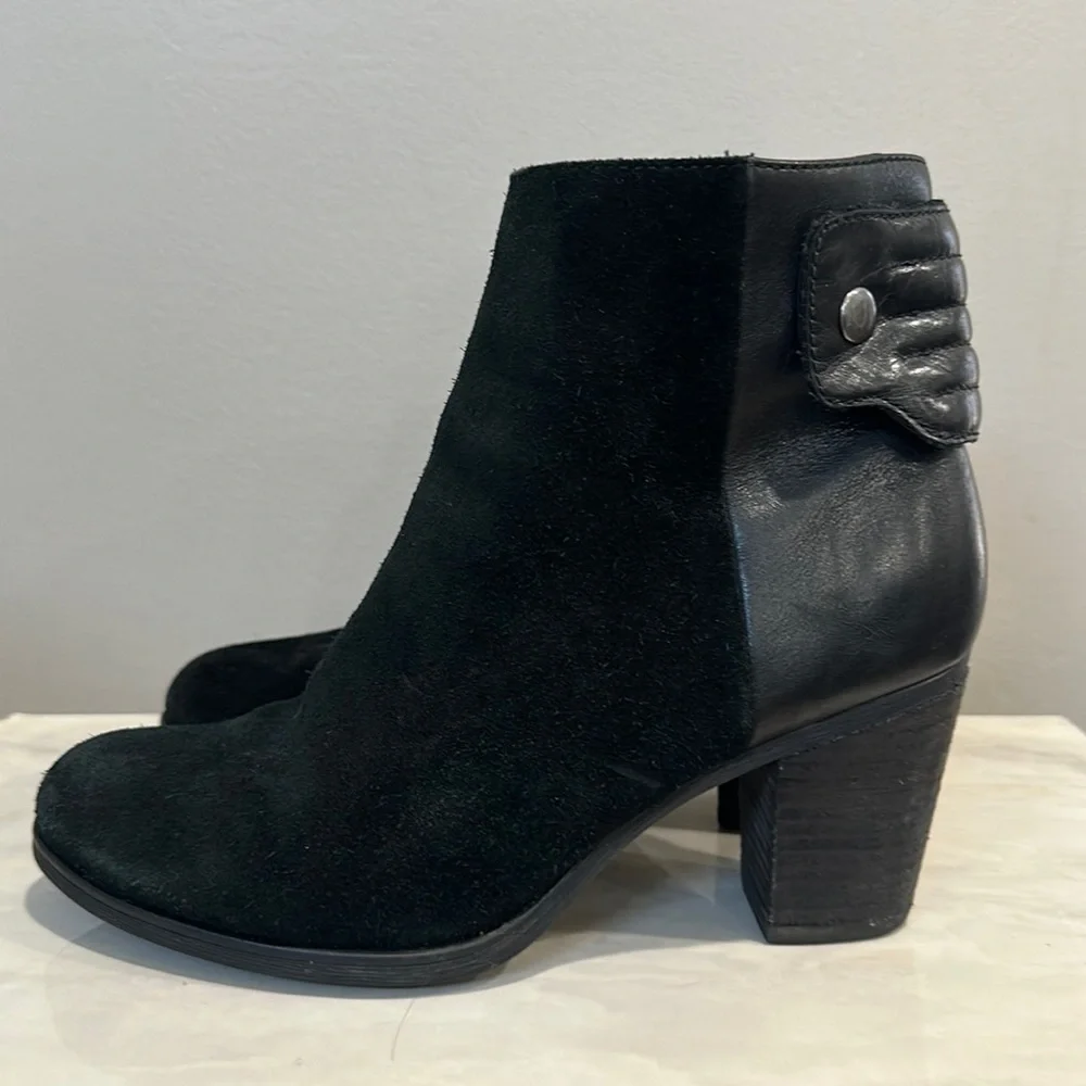 CLARKS Palma Rylie Black Suede Women's Ankle Booties Size 7.5 - Picture 2 of 10
